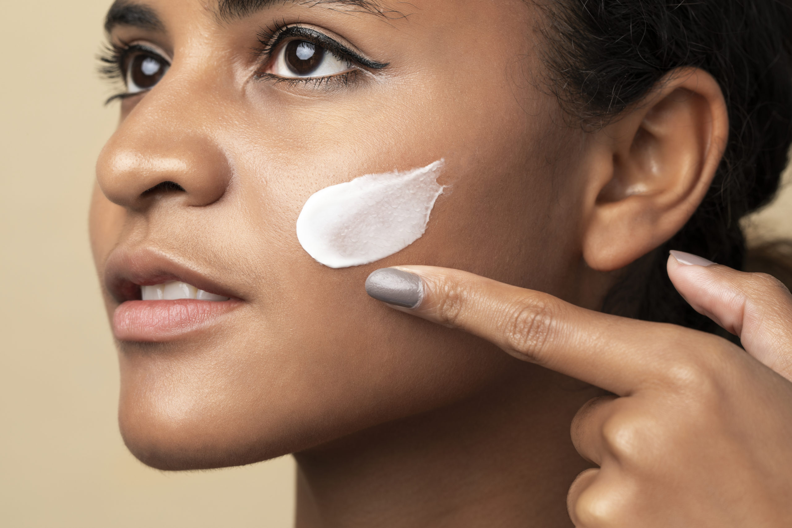 Você está visualizando atualmente 5 cuidados básicos para ter a pele saudável