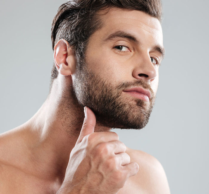 Como é feita a remodelação da mandíbula masculina?