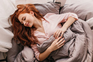Leia mais sobre o artigo Sleep lines: como prevenir e tratar as rugas do sono?
